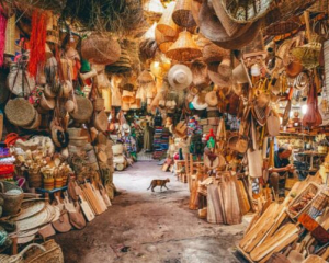 un-chemin-dans-un-souk-debordant-de-souvenirs-artisanaux-a-marrakech-2-2-600x401